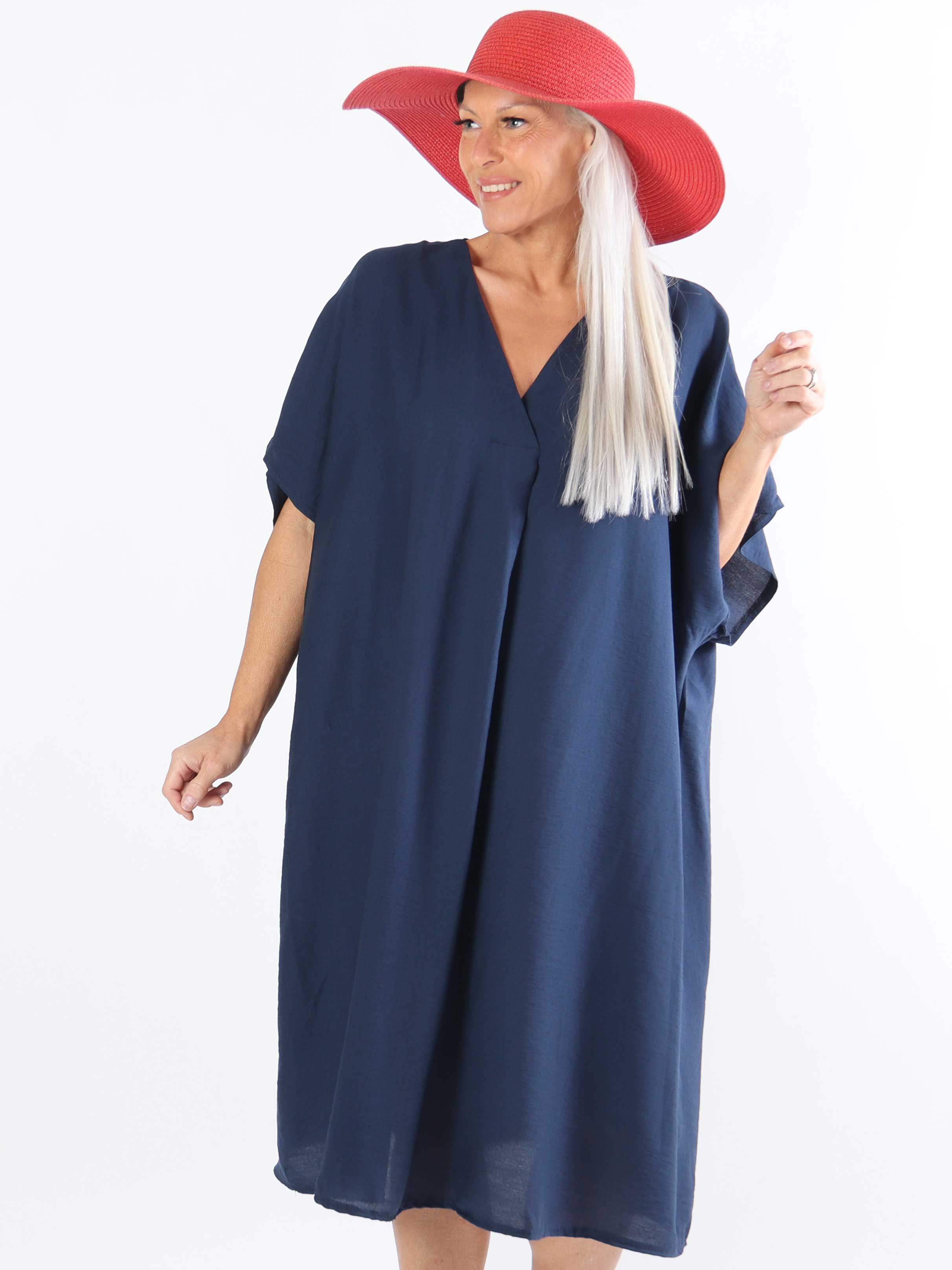 Astrid - Simpel plus size kjole med v-udskæring